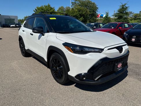 Used 2025 Toyota Corolla Cross AWD Hybrid w/ Moonroof Package image 10