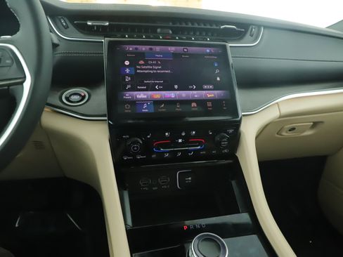 Used 2025 Jeep Grand Cherokee Limited w/ Luxury Tech Group II image 16