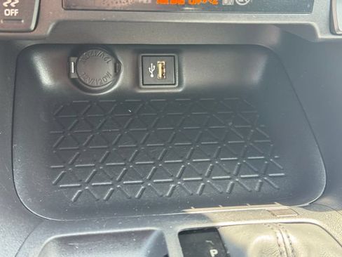 Used 2025 Toyota RAV4 XLE FWD image 32