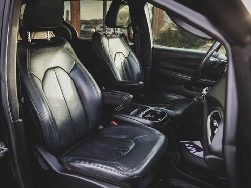 Used 2020 Chrysler Pacifica Touring-L image 29