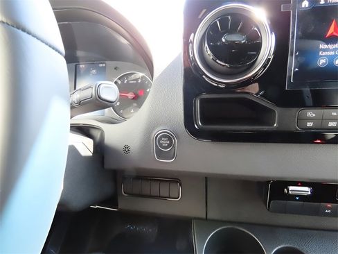 Used 2024 Mercedes-Benz Sprinter 2500 image 43