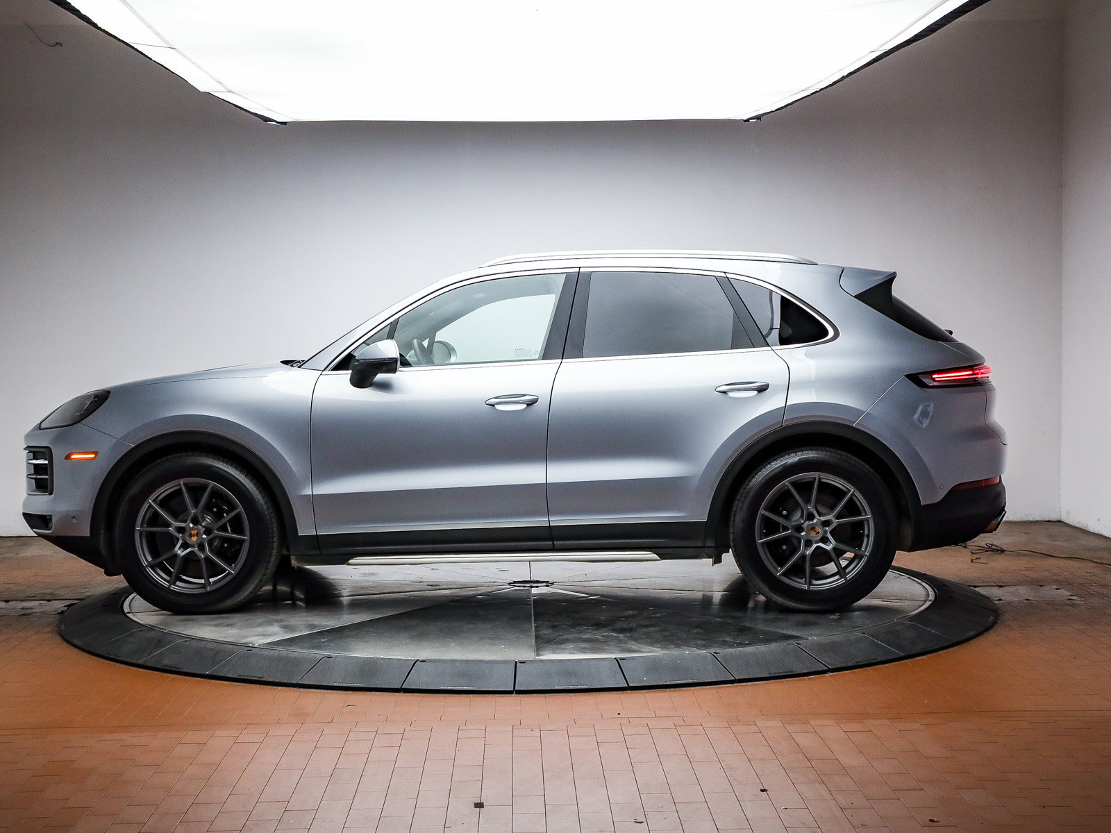 Certified 2025 Porsche Cayenne S AWD/4WD image 33