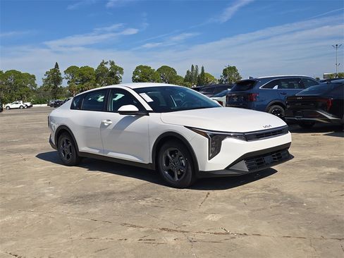 New 2025 Kia K4 LXS image 2