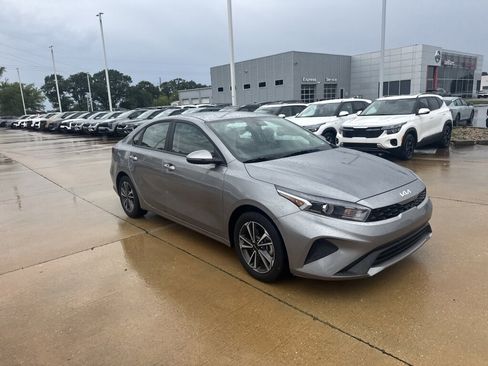 Used 2024 Kia Forte LXS w/ LXS Technology Package FWD image 11