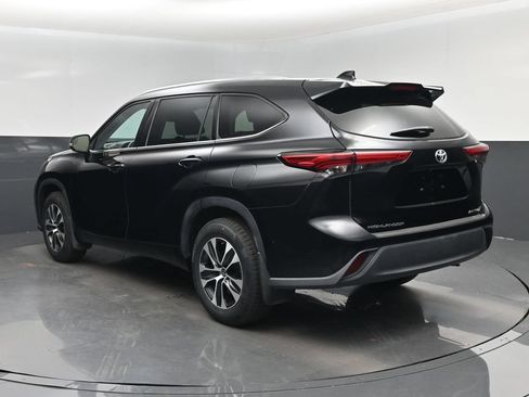 Used 2021 Toyota Highlander XLE AWD/4WD image 4