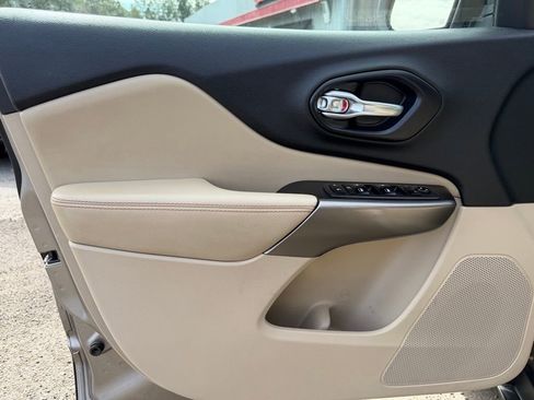 Used 2019 Jeep Cherokee Latitude w/ Popular Appearance Group FWD image 12