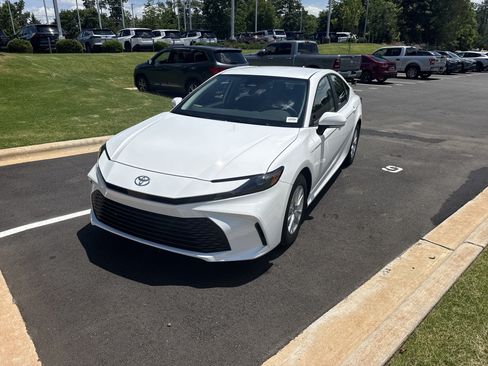 Used 2026 Toyota Camry LE w/ Convenience Package FWD image 8