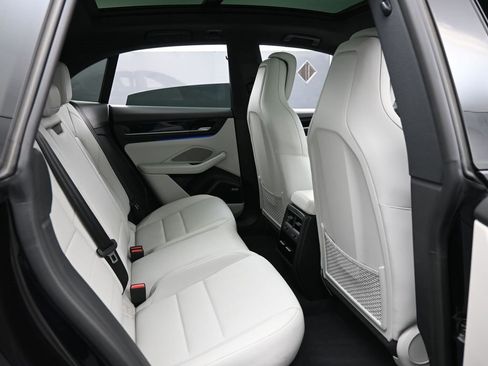 Certified 2025 Porsche Macan 4S Electric image 26