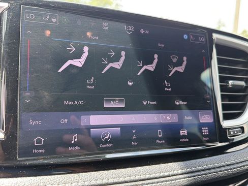 Used 2024 Chrysler Pacifica Limited FWD image 24