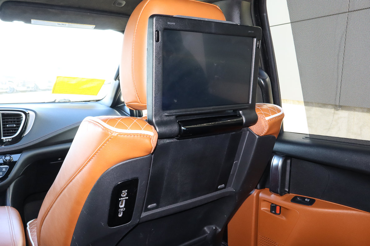 Used 2024 Chrysler Pacifica Pinnacle FWD image 11