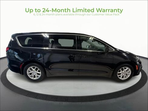 Used 2023 Chrysler Pacifica Touring-L FWD image 8