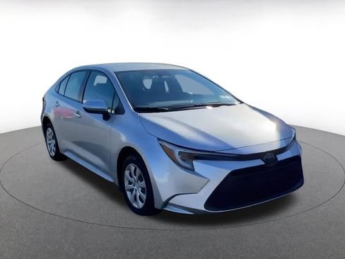 Used 2025 Toyota Corolla LE image 3