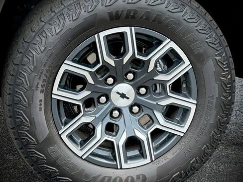 Used 2024 Chevrolet Colorado Z71 w/ Z71 Convenience Package 2 AWD/4WD image 9