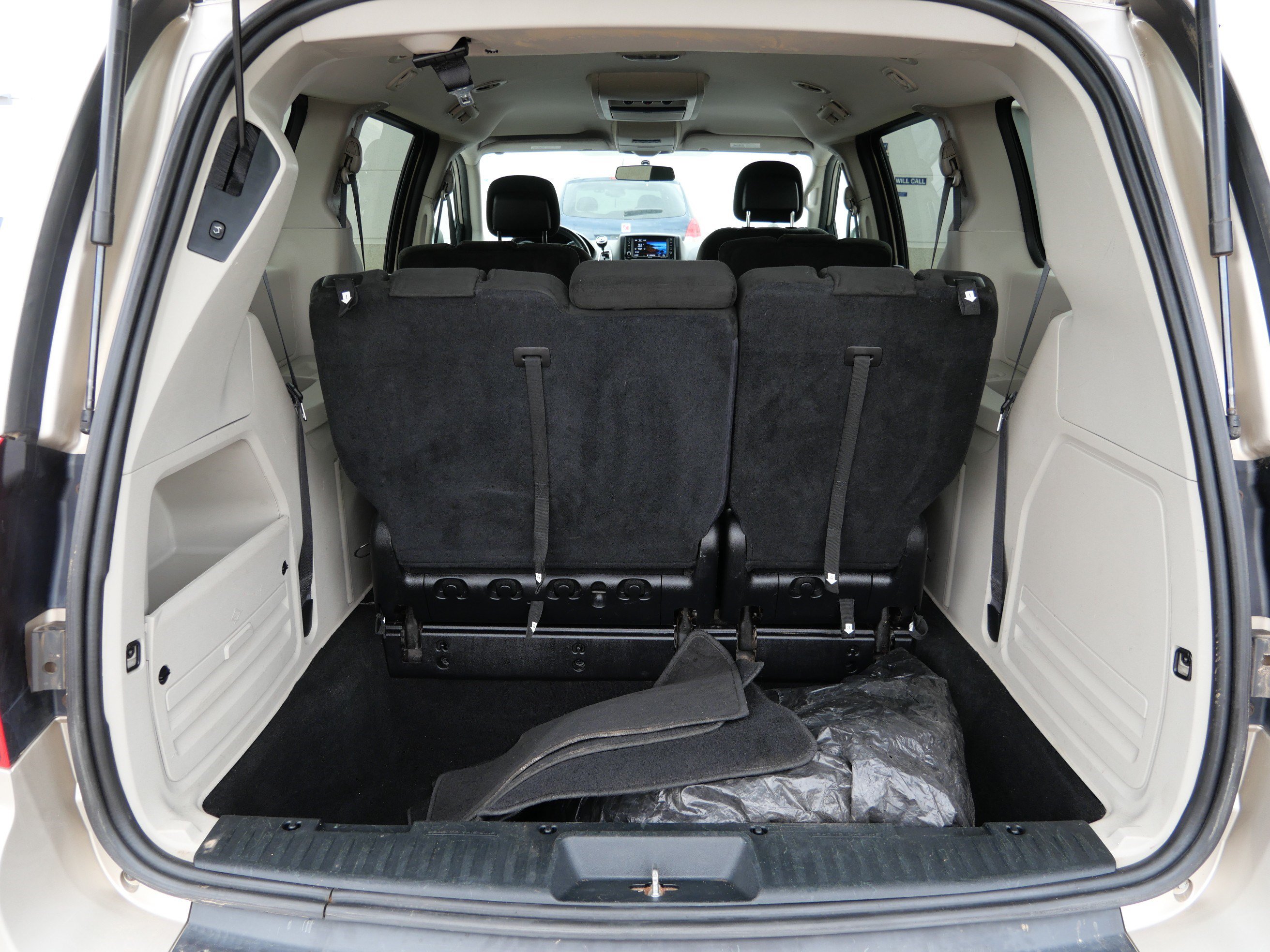 Used 2016 Dodge Grand Caravan SXT w/ Rear Park Assist Package FWD image 19