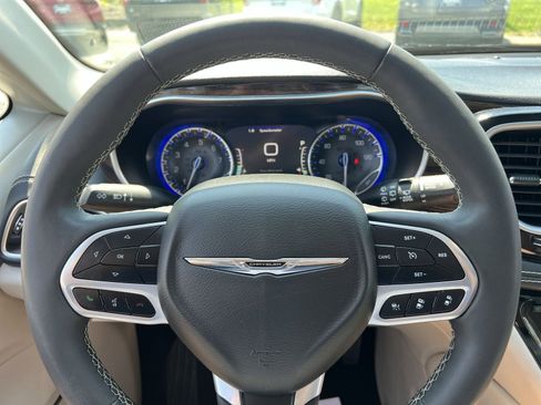 Used 2022 Chrysler Pacifica Limited AWD/4WD image 24