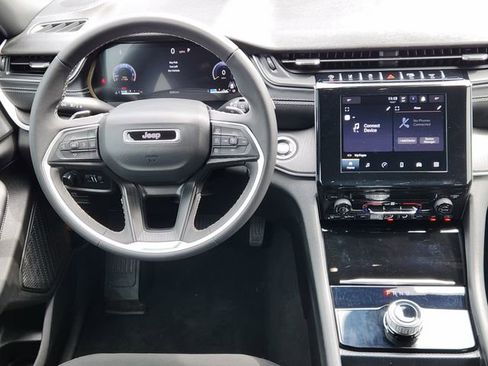 Certified 2025 Jeep Grand Cherokee Laredo image 25