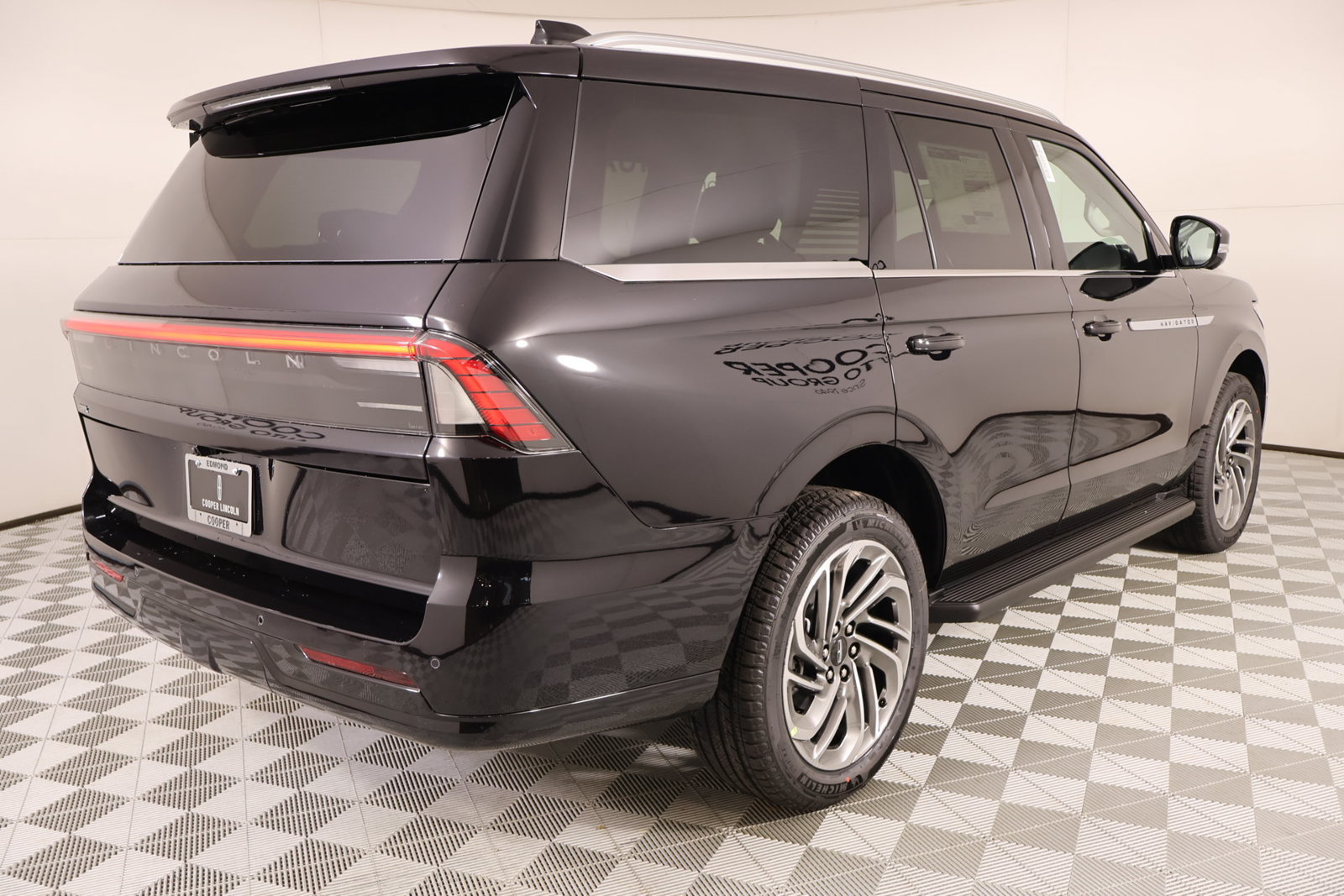 New 2026 Lincoln Navigator Premiere AWD/4WD image 22