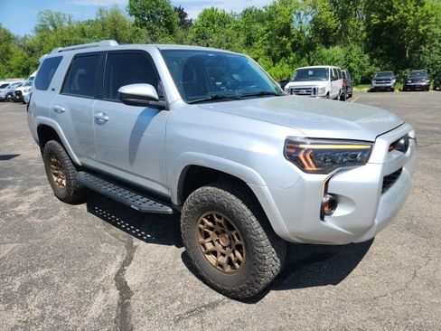 Used 2018 Toyota 4Runner SR5 AWD/4WD image 3