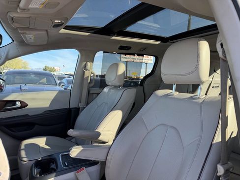 Used 2017 Chrysler Pacifica Limited image 15