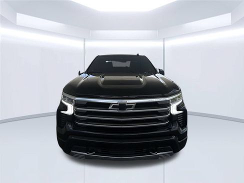 Used 2023 Chevrolet Silverado 1500 High Country w/ Technology Package AWD/4WD image 2