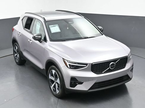 Used 2026 Volvo XC40 B5 Plus AWD/4WD image 38