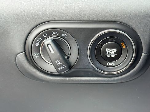 Used 2022 Maserati Levante Modena AWD/4WD image 35