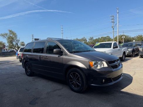 Used 2017 Dodge Grand Caravan SXT image 4