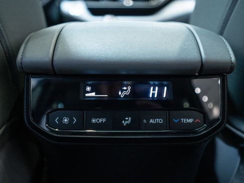 Certified 2022 Toyota Highlander XLE image 37