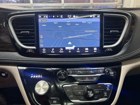 Used 2024 Chrysler Pacifica Limited FWD image 24