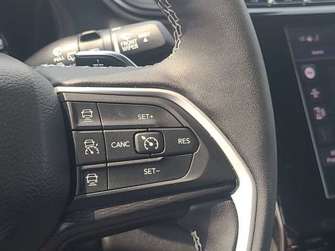 Used 2025 Jeep Grand Cherokee Altitude AWD/4WD image 18