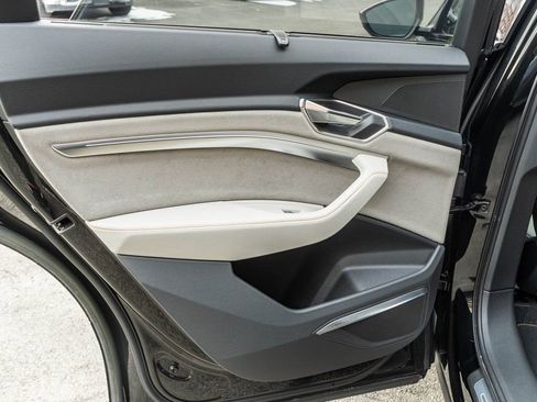 Used 2024 Audi Q8 e-tron Prestige image 34