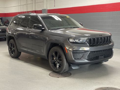 Used 2022 Jeep Grand Cherokee Altitude RWD image 2