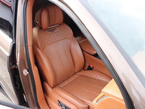 Used 2017 Bentley Bentayga image 14