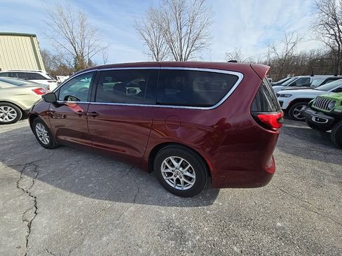 Used 2023 Chrysler Pacifica Touring-L image 4
