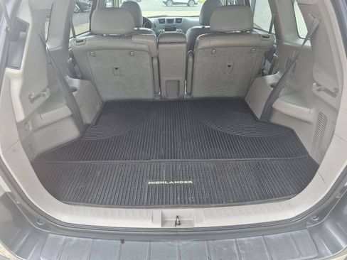 Used 2011 Toyota Highlander SE w/ Tow Pkg AWD/4WD image 11