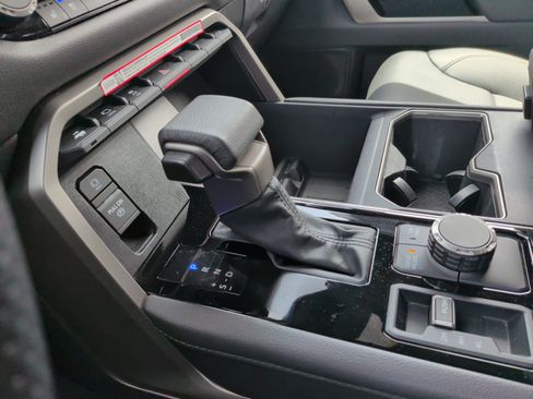 Used 2025 Toyota Tundra Limited AWD/4WD image 24