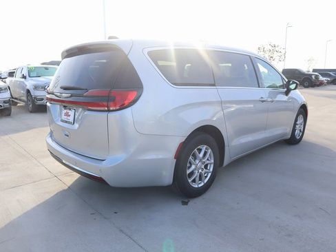 New 2026 Chrysler Pacifica Select image 22