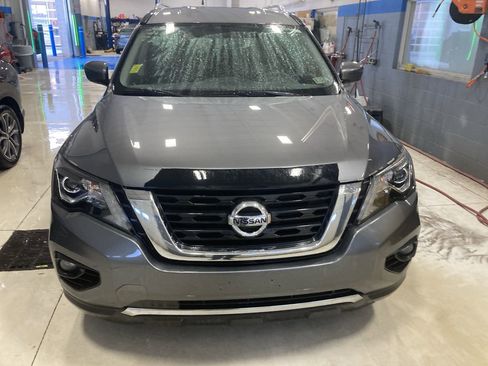 Used 2020 Nissan Pathfinder SV image 2