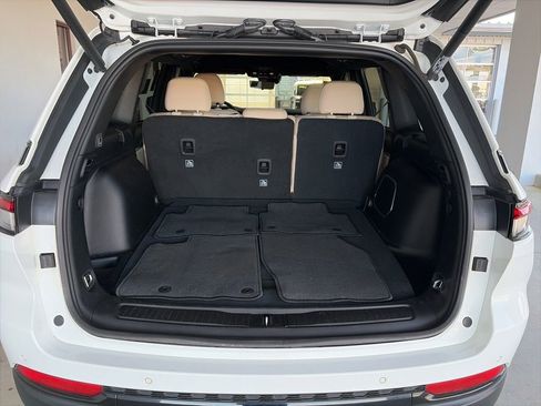 Used 2023 Jeep Grand Cherokee Limited w/ Luxury Tech Group II image 9