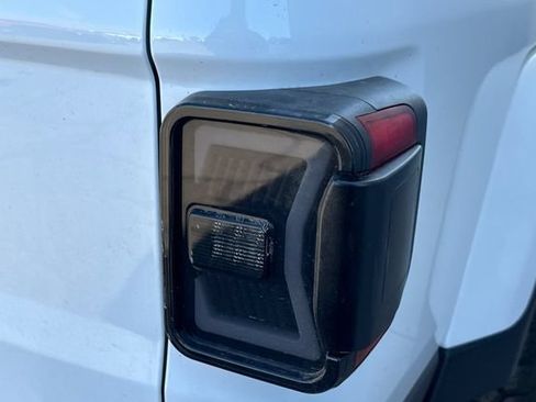 Certified 2025 Jeep Gladiator Sport AWD/4WD image 12