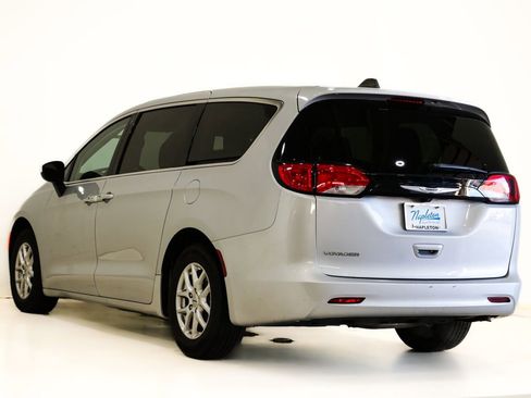 Used 2023 Chrysler Voyager LX image 8