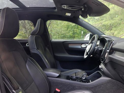 Used 2019 Volvo XC40 T4 R-Design FWD image 32