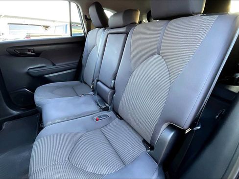 Used 2022 Toyota Highlander LE FWD image 20