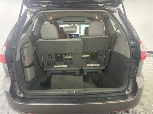 Used 2016 Toyota Sienna L image 18