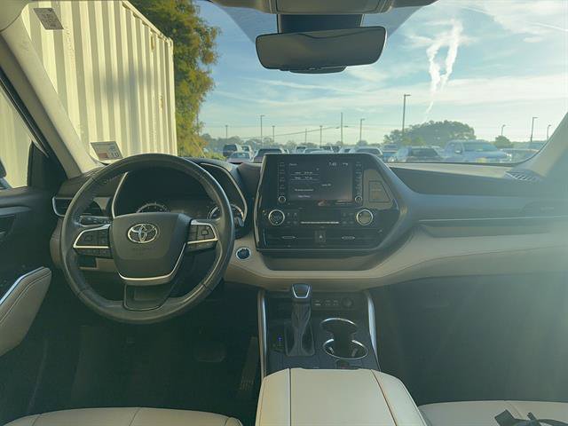 Used 2022 Toyota Highlander XLE FWD image 4