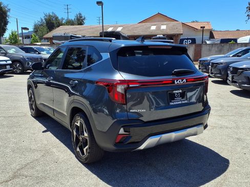Used 2024 Kia Seltos EX FWD image 5