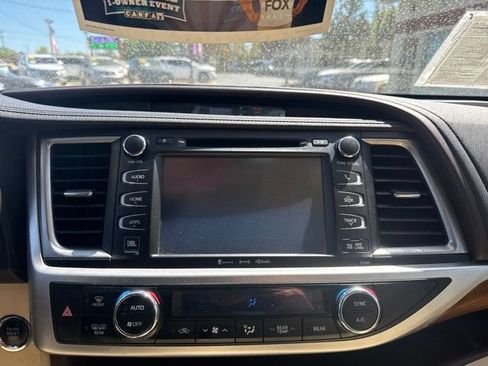 Used 2017 Toyota Highlander Limited AWD/4WD image 37