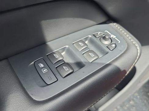 Used 2022 Volvo XC60 B5 Inscription image 15