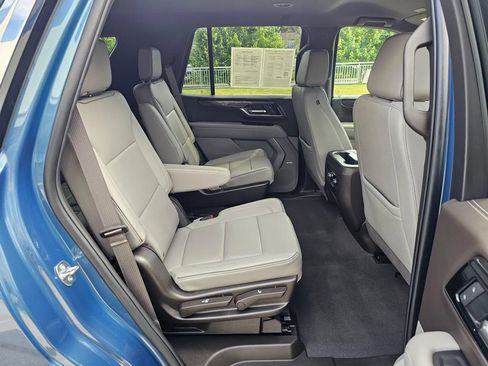 Used 2025 GMC Yukon Elevation AWD/4WD image 12
