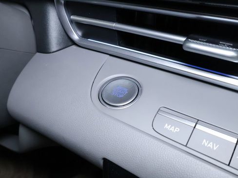 Used 2025 Hyundai Elantra SEL image 23